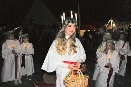 Höhepunkt des Lichterfests: Die Heilige Lucia, verkörpert durch Lena Stehle, zieht ein.   Foto: Breisinger Foto: Schwarzwälder Bote