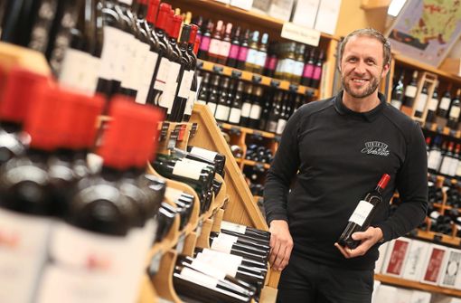 Sebastian Lauinger, einer der Geschäftsführer bei Wein Riegger in Villingen, muss die derzeitigen Kostensteigerungen im Blick behalten. Foto: Eich