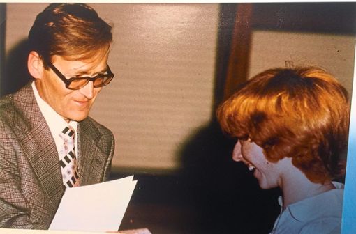 Hier übergibt Schulleiter Friedrich Bausch bei der Abschlussfeier  1979 die Zeugnisse.  Foto: privat Foto: Schwarzwälder Bote