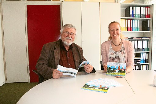 Gerhard Mengesdorf und Melanie Reinl stellen eine neue Broschüre vor, die über Bewegungsangebote für Kinder von null bis zehn Jahre informiert. Foto: Hübner Foto: Schwarzwälder-Bote