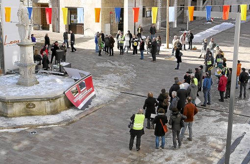 Den ersten Albstädter Schwabenstreich mit viel Lärm haben Gegner von Stuttgart 21 vor dem Rathaus organisiert.  Foto: Eyrich Foto: Schwarzwälder-Bote