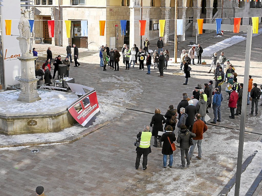 Den ersten Albstädter Schwabenstreich mit viel Lärm haben Gegner von Stuttgart 21 vor dem Rathaus organisiert.  Foto: Eyrich Foto: Schwarzwälder-Bote