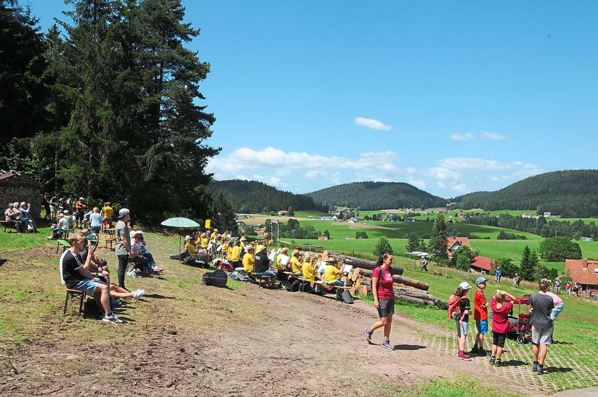 Vom Bruckhof aus haben Musiker und Wanderer gleichermaßen einen grandiosen Überblick über die Hochtalrunde in Sulzbach.Foto: Ziechaus Foto: Schwarzwälder Bote