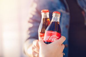 Die klassischen 0,33-Literflaschen von Coca-Cola könnten knapp werden. Foto: Parilov/ Shutterstock
