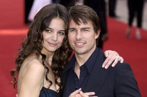 2005: Kuscheln für die Fotografen - ihre junge Liebe zeigen Tom Cruise und Katie Holmes offensiv, ... Foto: dpa