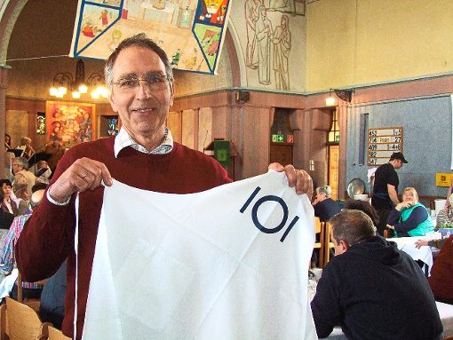 Pfarrer Andreas Güntter bedankte sich bei den Kuchenspendern mit einer Vesperkirchenschürze.  Foto: Trenkle Foto: Schwarzwälder-Bote