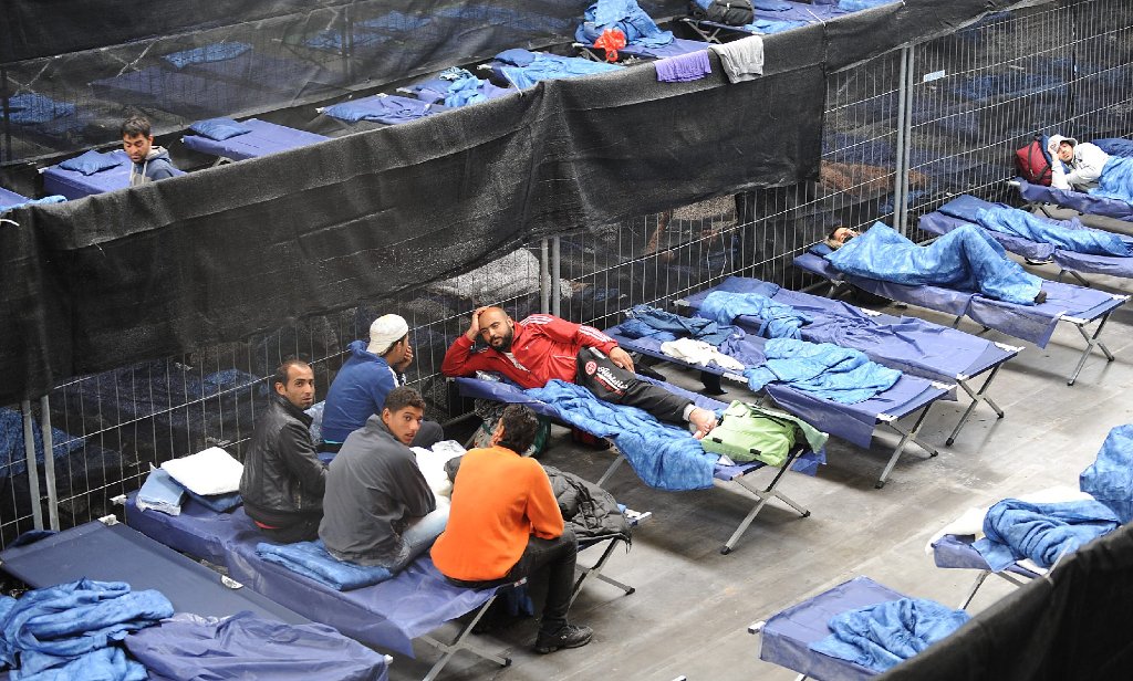 In eilig aufgestellten Betten verbrachten die Flüchtlinge in der ehemaligen Fabrikhalle die Nacht.