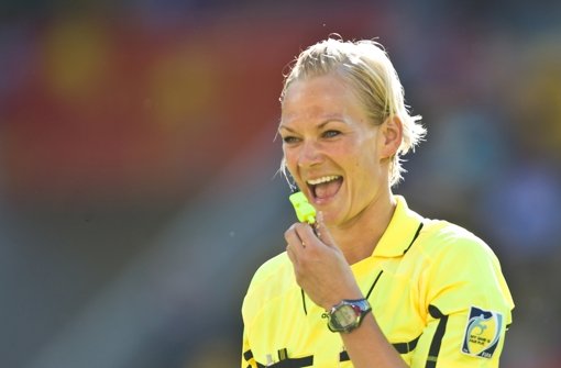Schiedsrichterin Bibiana Steinhaus pfeift in der 2. Bundesliga. Foto: dpa