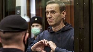Alexej Nawalny, russischer Oppositionsführer, formt im Gerichtssaal mit seinen Händen ein Herz. Der russische Oppositionspolitiker ist nach Angaben der Justiz in Haft gestorben (Archivfoto). Foto: Uncredited/Moscow City Court/AP//Uncredited