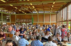 Voll besetzt war die Offohalle am Dienstag zum Schutterner Fest. Weiter Stühle und Tische mussten aufgestellt werden. Foto: Bohnert-Seidel