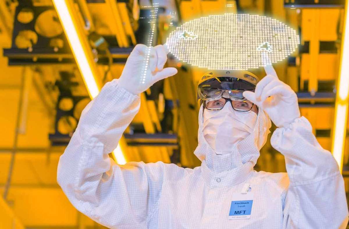 Im  Bosch-Halbleiterwerk  in Dresden kontrolliert ein Mitarbeiter einen  Wafer, eine der Scheiben, auf der  Mikrochips hergestellt werden. Foto: Baldauf&Baldauf Fotografie