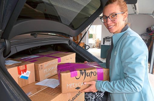 Saskia Heimburger packt einen Kofferraum voll mit Hilfsgütern für die Ukraine. Foto: Bohnert-Seidel