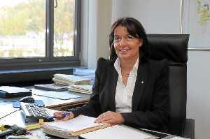 An ihrem Schreibtisch im Calwer Landratsamt wird Claudia Stöckle nicht mehr sehr häufig sitzen. Sie wird Hochschulrektorin in Ludwigsburg.   Foto: Fritsch