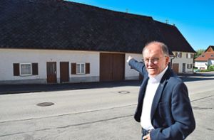 Bürgermeister Hans Joachim Lippus zeigt auf die beiden Gebäude, die die Gemeinde an der Dormettinger Straße erwerben kann. Foto: Visel