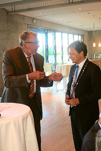 Gerhard Gaiser (links) übergibt Thomas Albiez die Amtskette zur Übernahme der Rotary-Präsidentschaft. Foto: Rotary Foto: Schwarzwälder-Bote