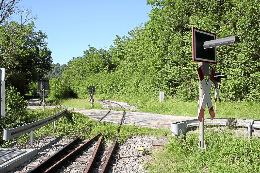 Der Bahnübergang bei Eyach wird auf Vordermann gebracht und besser gesichert.