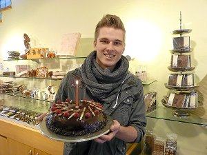 Daniel Heggenberger mit Torte: Der junge Mann aus Durrweiler freut sich über seinen richtigen Geburtstag.  Foto:  Ivetic