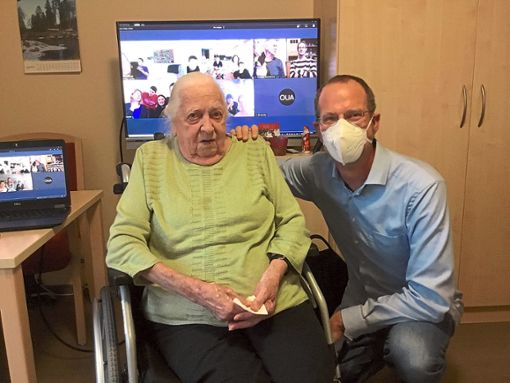 Enkel Philipp Jourdan zeigt seiner Oma Berta Talmon-l’Armée die zahlreichen Glückwünsche zu ihrem 100. Geburtstag, die per Video übermittelt wurden.Foto: Tröger Foto: Schwarzwälder Bote