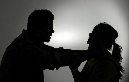 In der Nacht auf Sonntag hat ein Unbekannter in Dobel offenbar versucht, eine 18-Jährige zu vergewaltigen. (Symbolfoto) Foto: Strobel