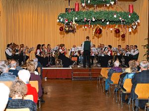 Der Musikverein Enzklösterle bei seinem Neujahrskonzert auf der Bühne der Festhalle in Enzklösterle  Foto: Ziegelbauer Foto: Schwarzwälder-Bote