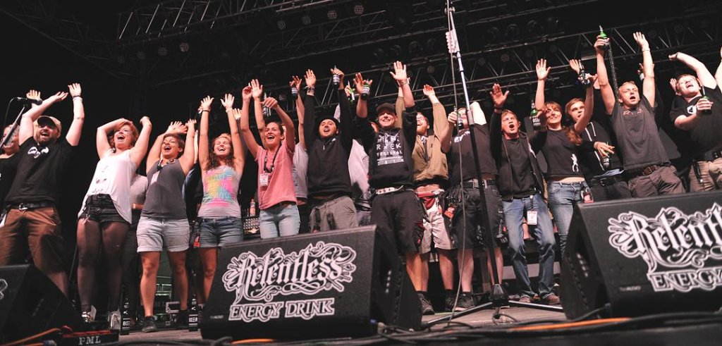 Vor dem letzten Top-Act Anti Flag stellte sich das Mini-Rock-Team auf die Bühne und ließ sich mit tosendem Beifall vom Publikum feiern.