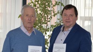Bürgermeister Michael Lehrer (rechts) und Wolf-Dieter Eicken mit der Broschüre über die Geschichte Rötenbergs Foto: Herzog
