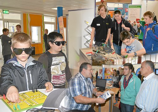 Auf der Berufsinformationsmesse Jams in Schramberg ist was los: An 33 Ständen informieren Arbeitgeber Jugendliche über Berufschancen. Fotos: Herzog Foto: Schwarzwälder-Bote