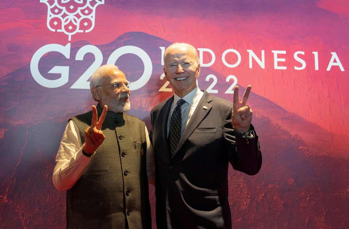 Narendra Modi (links), Premierminister von Indien, und Joe Biden (rechts), Präsident der Vereinigten Staaten von Amerika, zeigen beim G20-Gipfel  das Friedenszeichen mit den Händen. Foto: AFP/ALEX BRANDON