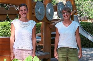 Obwohl ihre Elterninitiative scheiterte, freuen sich Anita Kohler (links) und Jasmin Schmieder  – hier bei der Vorstellung ihres Konzepts im vergangenen Sommer – darüber, dass in Glatten ein Waldkindergarten eingerichtet wird. Foto: Günther