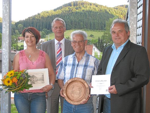 Ehrung und Verabschiedung (von links):Diana Schmieder, Bürgermeister Henry Heller, Josef Allgaier und Bernhard Kaspar  Foto: Störr Foto: Schwarzwälder-Bote