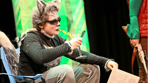 Der coole Wolf räkelt sich mit Drink in der Hand im Liegestuhl. Foto: Hofmann