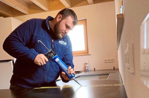 Steffen Schneider, zweiter Landessieger, montiert als Steinbildhauer auch mal eine Küchenarbeitsplatte – natürlich aus Granit. Foto: Kommert