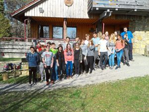 Die Mitglieder der Kurses zum Projekt Werde  WELTfairÄNDERER vor dem Naturfreundehaus in Dietlingen, wo sie ein Arbeitswochenende verbrachten.  Foto: Schule Foto: Schwarzwälder-Bote