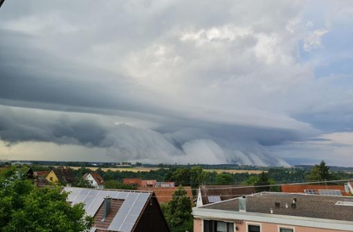 Eine Wolkenfront wälzt sich über die Landschaft bei Sulz am Neckar. Foto: Heidepriem