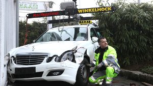 Crash: Taxi landet auf Hotelterrasse