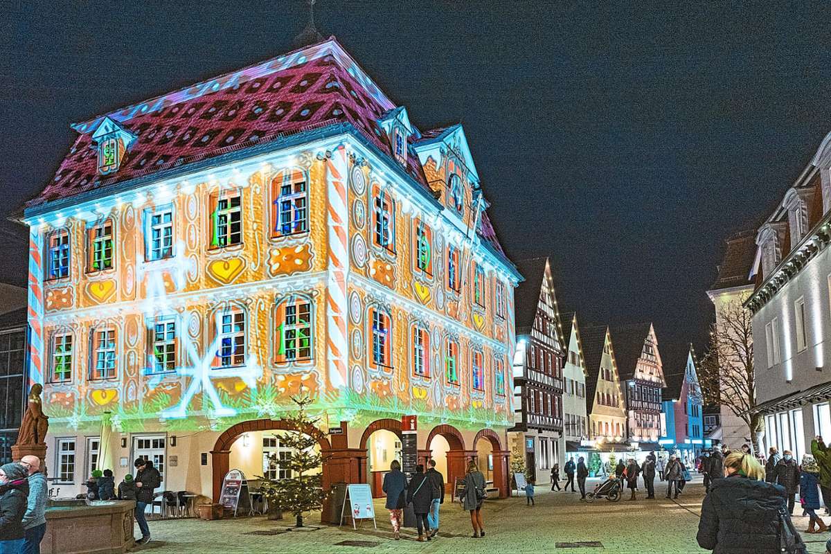 Das Nagolder Rathaus – hier beim Weihnachtsbaum-Leuchten – sieht momentan aus wie ein Lebkuchenhaus. Foto: Fritsch