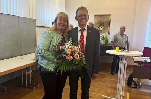 Amtsinhaber Martin Buchwald wird erneut zum Bürgermeister von Neuweiler gewählt. Das freut ihn und seine Frau gleichermaßen. Foto: Buck