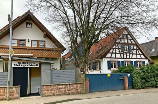 Seit 2020 sind die Fronten zwischen den Nachbarn Heitz und Silberer in der Unterdorfstraße in Schuttern verhärtet. Grund ist der Wurstautomat des Metzgers. Foto: Bohnert-Seidel