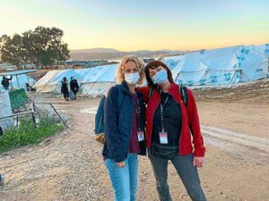 Sonja Beck (links) und  Corina Schneider haben im Flüchtlingscamp Mavrovouni jede Menge erlebt.  Foto: Privat