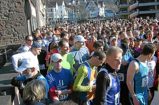 Die Hesseläufer werden in diesem Jahr nicht in der Calwer Bischofstraße auf die 10 Kilometer geschickt, die Rennen gehen 7 Kilometer flußabwärts in Bad Liebenzell über die Bühne. Foto: Henne Foto: Schwarzwälder-Bote