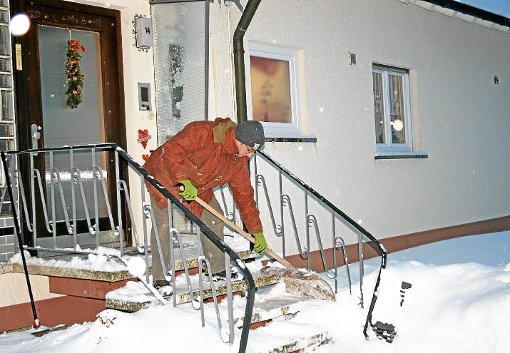 Alle Hände voll zu tun hatte der 29-jährige Jürgen Betkas in den vergangenen Tagen, um bei der Familie Hartmann in Hochmössingen den  Weg zum Haus und die Garageneinfahrt von den Schneemassen frei zu schippen.  Foto: Danner