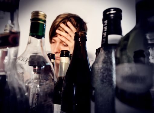 Auch der Konsum von Alkohol ist illegal, ist man unter 16 Jahren.   Foto: © lassedesignen – stock.adobe.com Foto: Schwarzwälder Bote