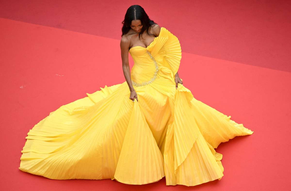 US-Model Jasmine Tookes wählt für ihren Auftritt in Cannes ein knallgelbes Kleid.