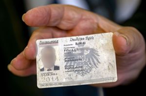 Mit Dokumenten wie diesem Reichsbürger-Ausweis wollen sich Reichsbürger gerne ausweisen – die Papiere der BRD hingegen lehnen sie strikt ab. Foto: dpa/Julian Stratenschulte