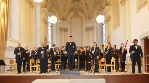Stefan Halder nimmt mit seinem Orchester in der Klosterkirche zurecht stürmischen Applaus entgegen. Foto: Weber