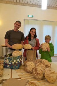 Unterstützten  die Brotbackaktion für die Choy-Kirche (von links): Jens Hausmann, Leonie Weiß und Aaron Hausmann.  Foto: Bausch Foto: Schwarzwälder Bote