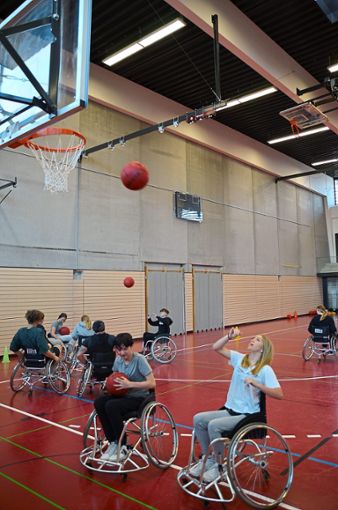 Gut zielen: Aus dem Rollstuhl heraus wirkt der Basketballkorb doch ein Stück weiter weg. Foto: Realschule
