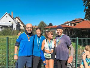 Bildeten beim Schwarzwald-Marathon in Bräunlingen ein Staffelteam: Uli Mehnert (von rechts) mit Enkelin Lilly, Tochter Steffi und Schwiegersohn Jörg. Der letztlich erreichte Platz 16 war dabei zweitrangig. Foto: Mehnert