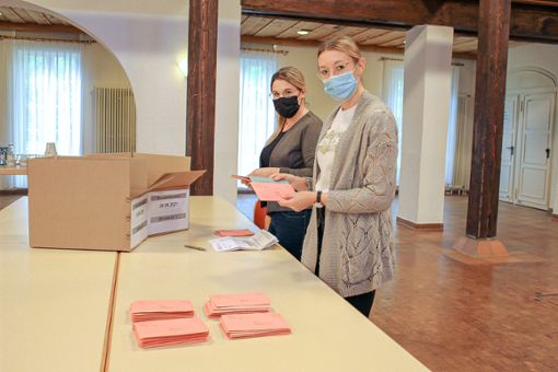 Gina Wetzel (links) und Daniela Frei beim Sortieren der Briefwahlstimmen. Foto: Strohmeier
