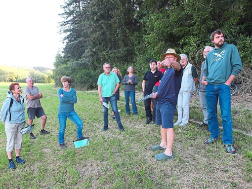 Vor Ort machten  sich die Mitglieder des Naturschutzvereins Niedereschach und die Vertreter des Landratsamtes ein Bild.  Foto: Bantle Foto: Schwarzwälder Bote